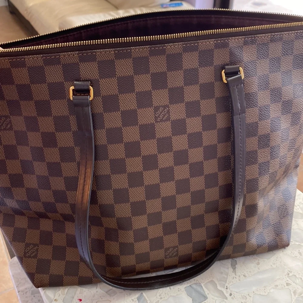 Louis Vuitton - Picture 2 of 8